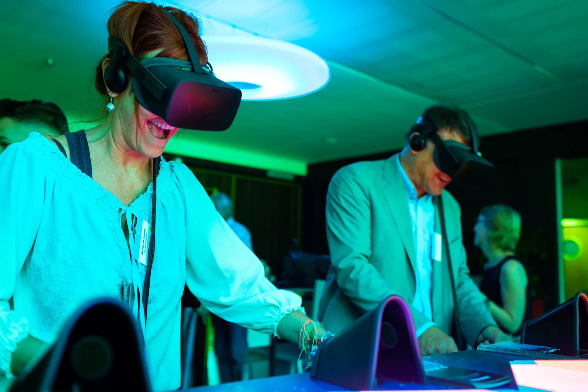 Bezoekers ontdekken een VR-ervaring bij RAVEN